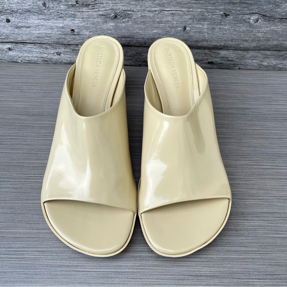 Bottega Veneta Atomic Leather Cylinder-Heel Mules - Picture 2 of 15